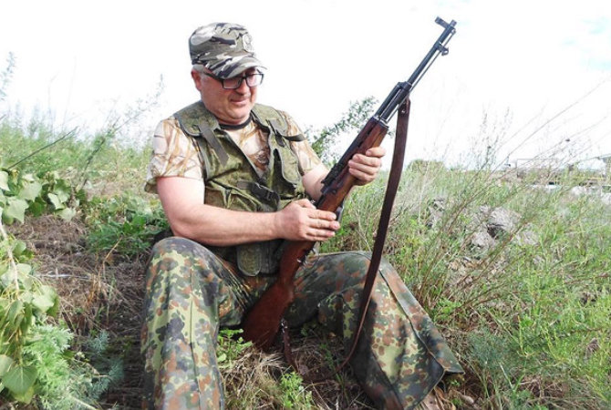 Донбасский ополченец с самозарядным карабином Симонова 